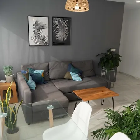 Central Penthouse With Large Private Terrace, 2 Bd Appartement *